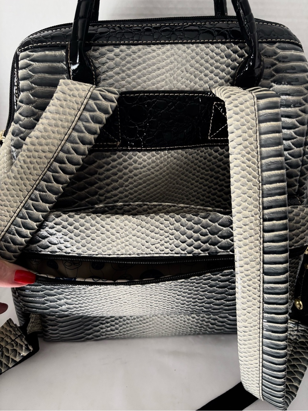 NEW! SAMANTHA BROWN OMBRO CROCO EMBOSSED BACKPACK/CARRY ON BLACK WHITE - Picture 9 of 15